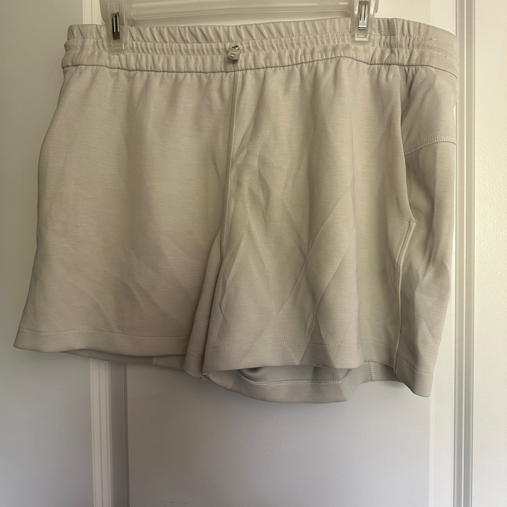 Softstreme High-Rise Short 4" NWOT